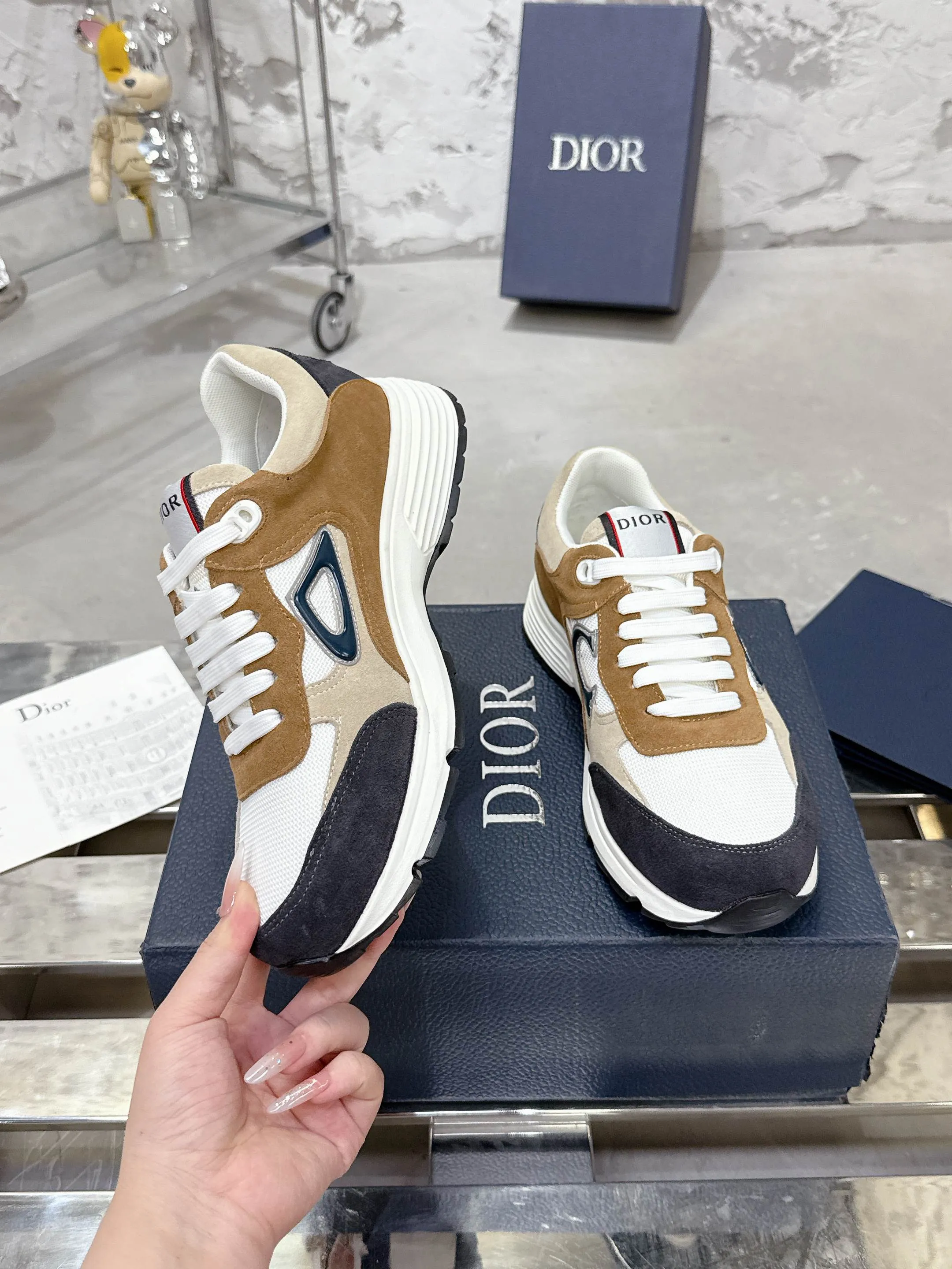 Men's men's shoes💰580💰 Dior Dior's latest color matching B30 series dad sneakers original 17960💰 purchased for development and production Brand new B30 sneakers Dad Shoes style shoes that follow the trend of the retro market The Dior logo on the tongue also indicates that this pair of shoes is the B30 model! B30 uses fine-textured leather and mesh cloth materials to form a shoe body. There are conspicuous letters CD on both sides of the shoe body to indicate identity. Many lines on the shoe body outline details to make the shoes look less monotonous and full of retro flavor. The delivery counter is exquisitely packaged🛍📦 ▪️Fabric: Original customized technical fabric + mesh ▪️Inner lining: Customized breathable lining ▪️Outsole: Original molded IP foam + TPU outsole ▪️Sole thickness: 3.5CM ▪️Size: Men's size 39-46 (Male size 38.45.46 customized)